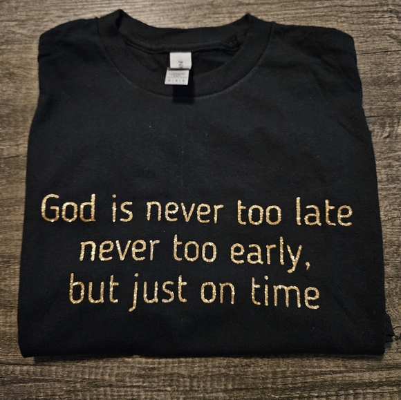 God is never late Tshirt - Picture 3 of 4